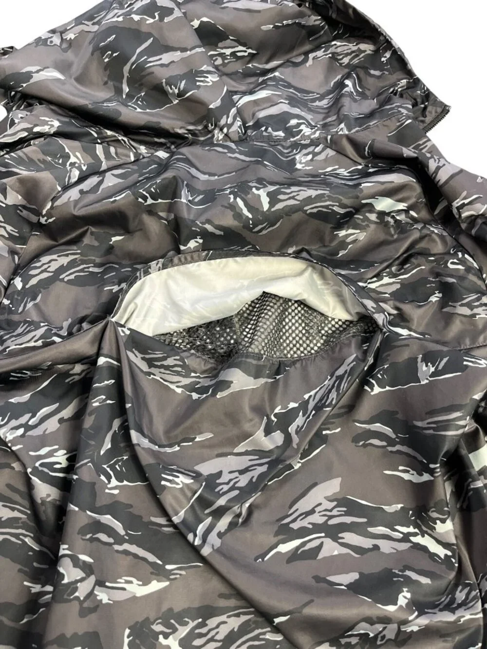 Nike Mens Camo Hooded Windbreaker Jacket L Black & Gray Polyester Small rip